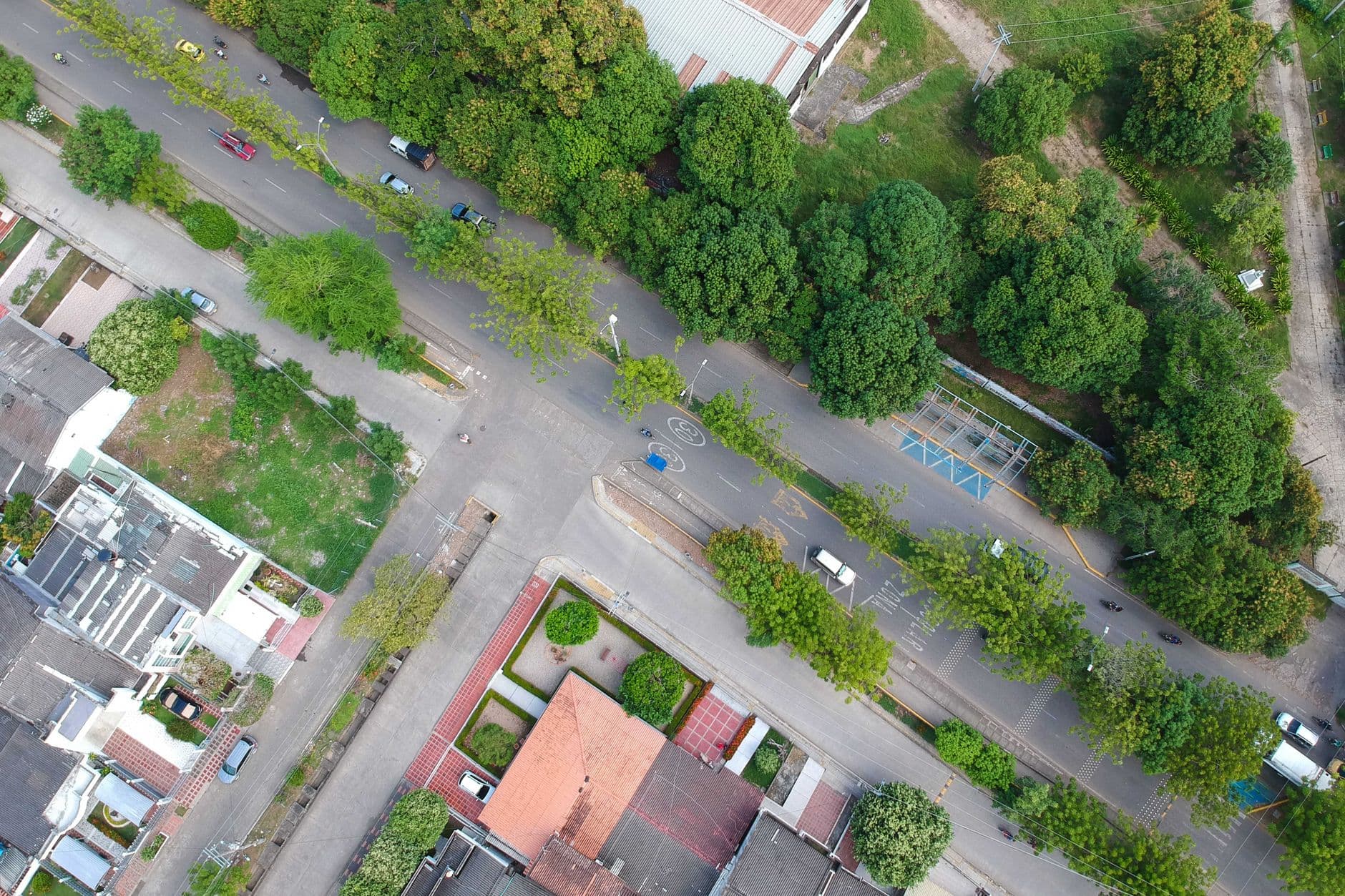 Vista aérea de un barrio arborizado en Montería, Colombia