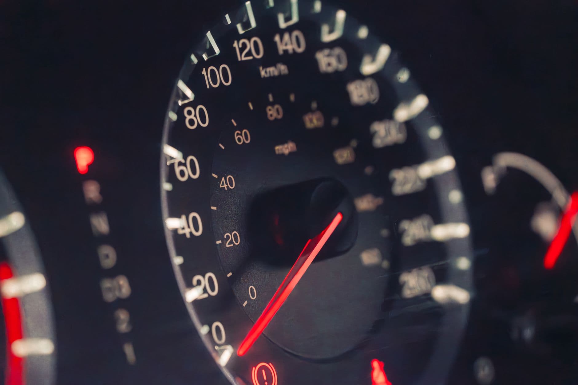 Primer plano del velocímetro de un carro marcando cero kilómetros por hora